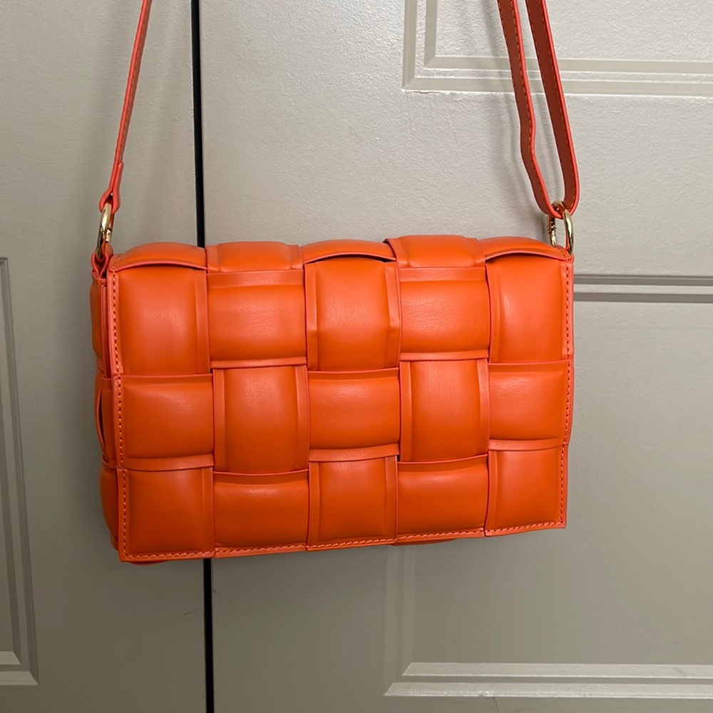 Woven shoulder bag